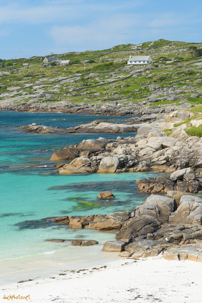 Irlanda. Le montagne del Connemara illuminate da mille luci colorate 