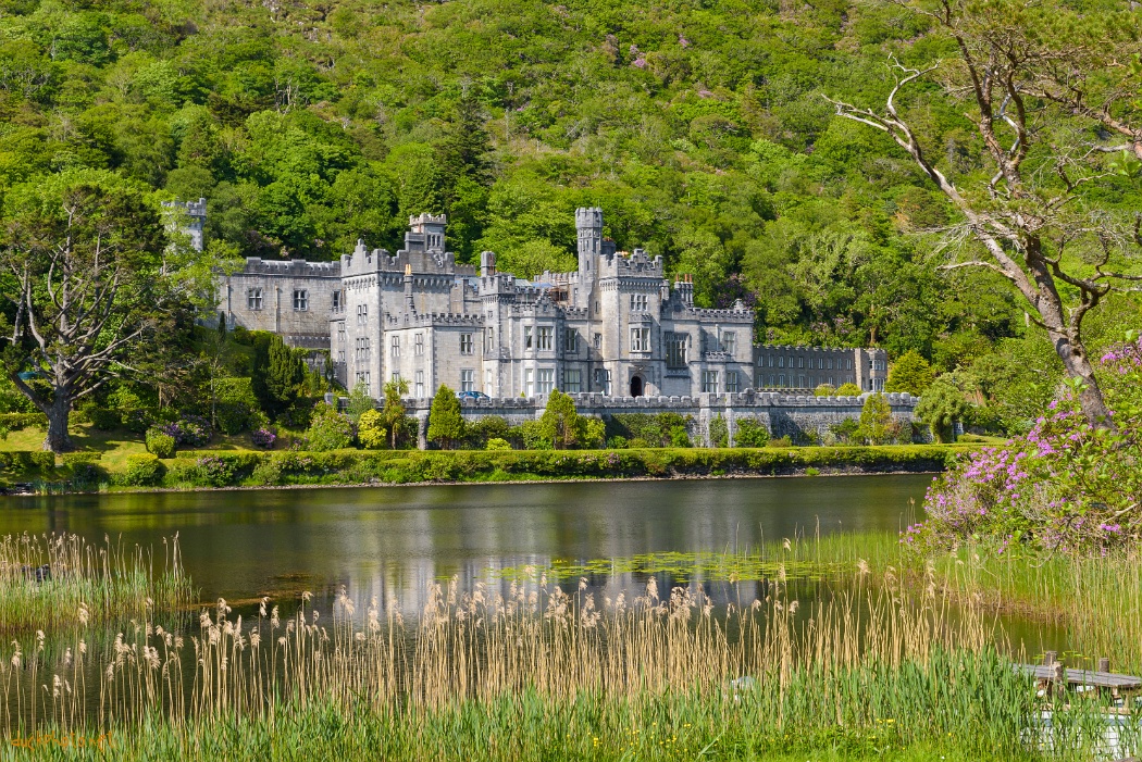 Irlanda. Le montagne del Connemara illuminate da mille luci colorate 